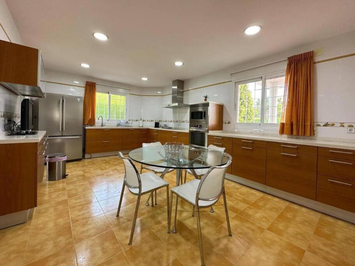 Con Piscina, Jardin Y Aire Acondicionado En La Eliana-l'eliana Villa Valenza
